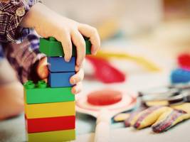 Children's hands are stacking cubes