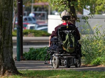 Invalidka v motoriziranem vozičku