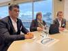 Varuh s še dvema udeležencema sedi za mizo na zasedanju Evropske mreže nacionalnih institucij