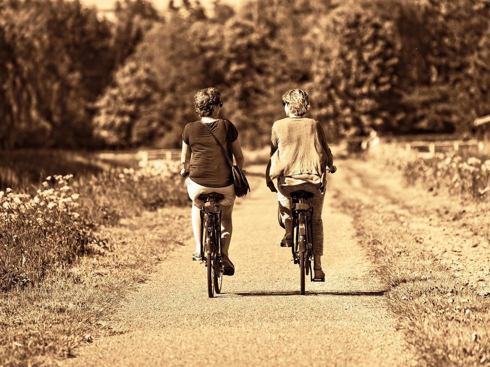 Dve ženski se peljeta na kolesih